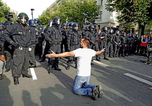 Dav polícia musela rozohnať.