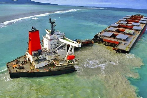 More okolo ostrova znečistili ropa z havarovaného tankera.