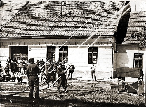 Historická fotka dobrovoľných hasičov dokazuje ich odhodlanie.