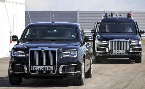 Putin (vpravo) za volantom vládnej limuzíny Aurus si skúša jeden z dokončených úsekov novej diaľnice Tavrida.