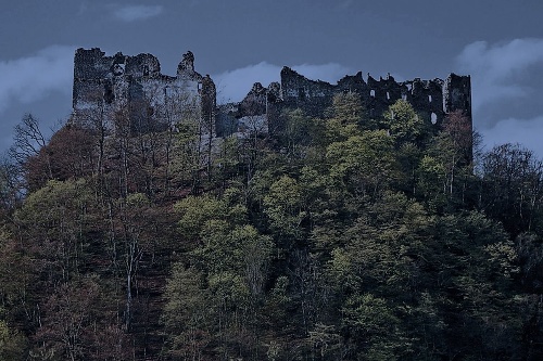 Polorozpadnutý hrad patrí k obľúbeným lokalitám turistov. 