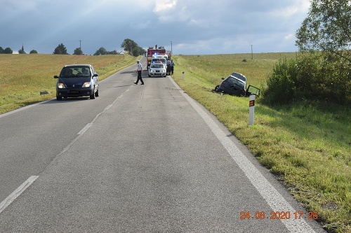 Auto narazilo do betónového priepustu. 