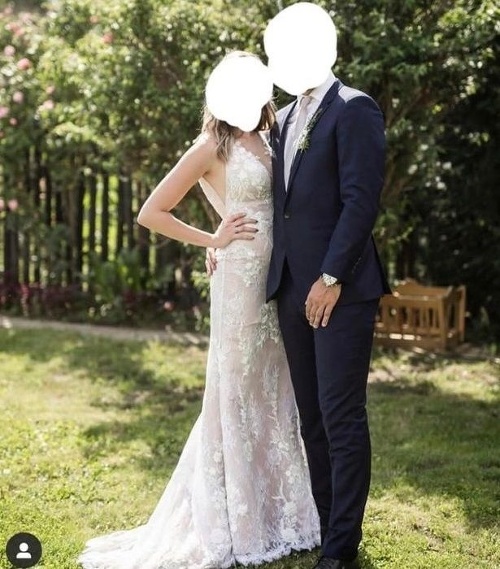 Žena si na svadbu zobrala šaty, ktoré vyzerali ako svadobné.