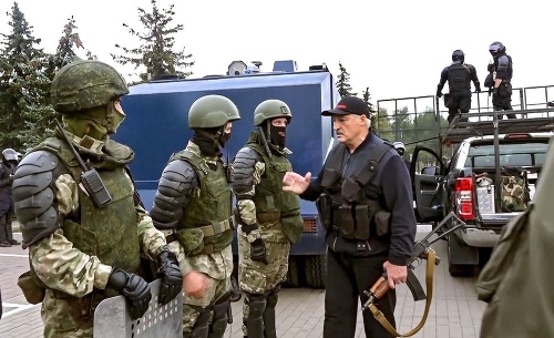 Bieloruský prezident s nepriestreľnou vestou a samopalom ďakoval policajtom.