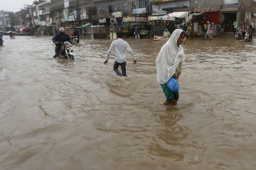 Monzúnové dažde v Pakistane si vyžiadali desiatky obetí.