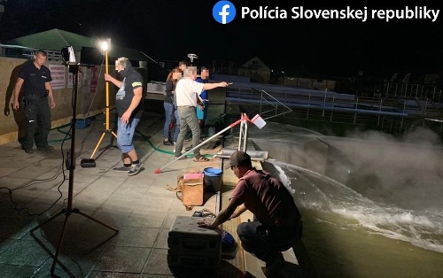 Policajt a znalci zabezpečujú dôkazy a stopy pre vyšetrovanie a znalecké skúmanie.