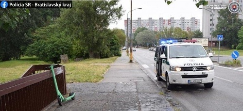 Fotografia vyhotovená po nehode vodiča elektrickej kolobežky s viac ako dvomi promile