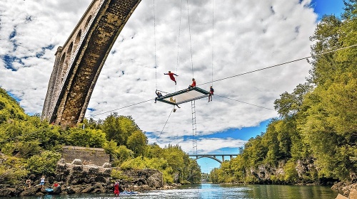 Trampolínu zavesili na most, ktorý sa týči do výšky 36 metrov nad hladinou rieky.