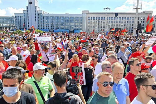 Na podporu Lukašenka  zvážali ľudí z celej  krajiny.