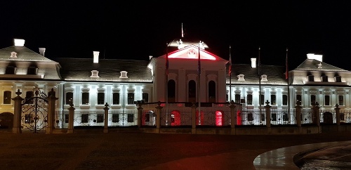Prezidentský palác je od večera 15. augusta nasvietený symbolicky na bielo-červeno na znak solidarity s protestujúcimi občanmi Bieloruska. 
