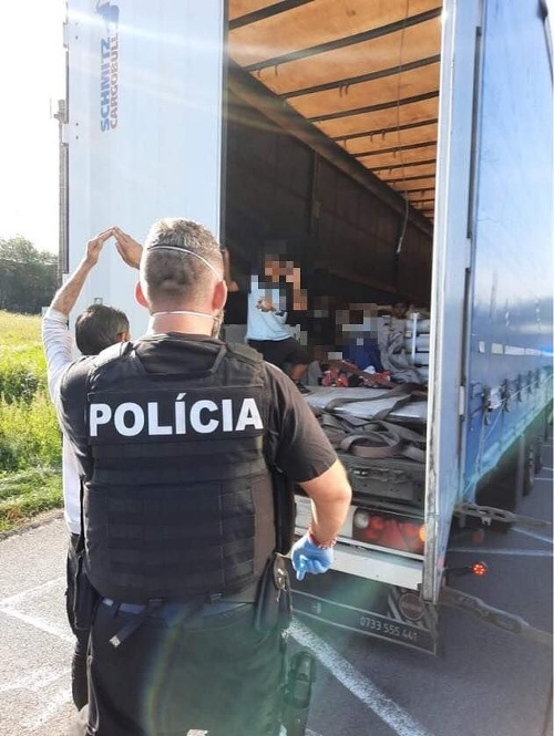 V návese kamiónu našli utečencov.