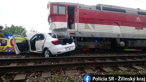 Pri zrážke s vlakom zahynul vodič auta.