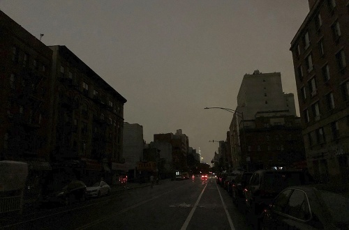Výpadok elektrického prúdu zasiahol veľkú časť New Yorku.