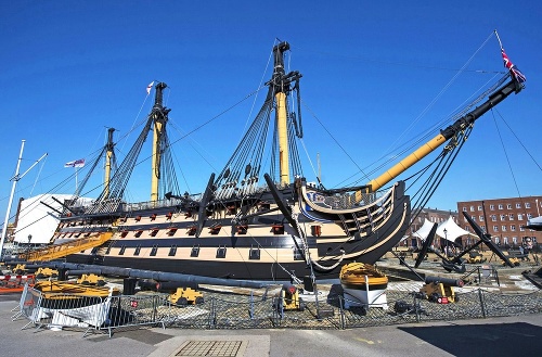 Historická loď je zachovaná v Portsmouthe.