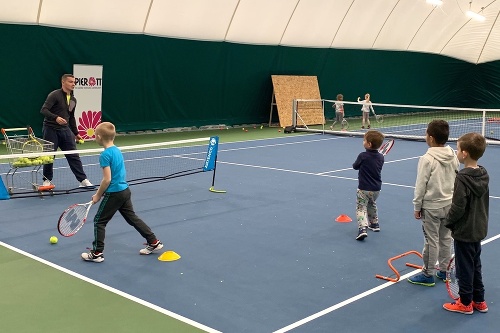 Deti z Prešova a okolia majú vďaka neziskovej organizácii PIEROTT prístup k bezplatným hodinám tenisu pod vedením profesionálov.