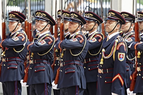 Vo Valaskej sa starajú aj o uniformy čestnej stráže.