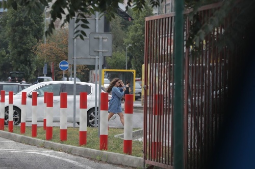 Natália zakrýva rastúce  bruško pohodlnými  voľnými šatami.