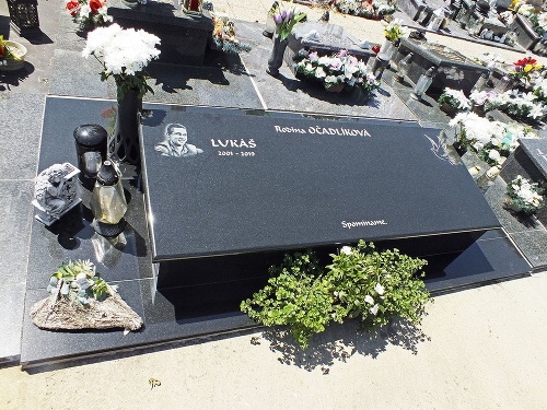 Lukášove pozostatky uložili do rodinného hrobu. 