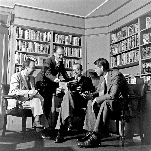 Paríž 1939: Exupéry (druhý sprava) rád viedol vášnivé debaty o literatúre.