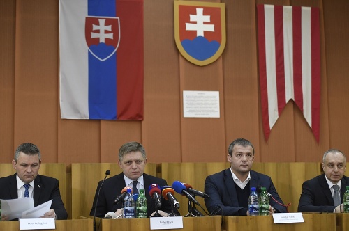 Robert Fico (druhý zľava), Peter Pellegrini (vľavo), Jaroslav Baška (druhý sprava) a primátor Považskej Bystrice Karol Janas (vpravo) na archívnej snímke z roku 2017
