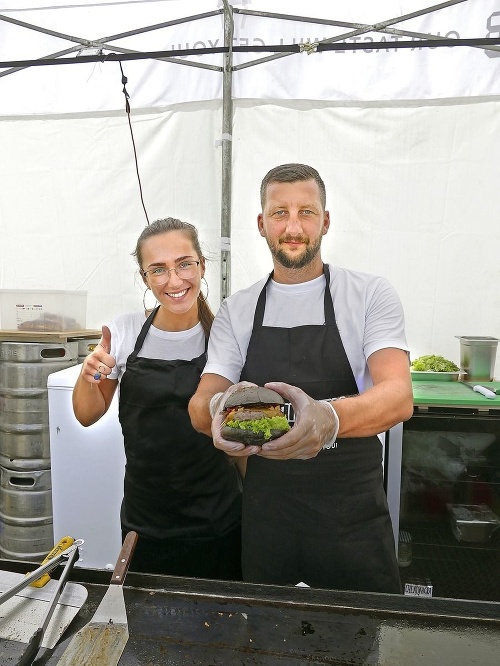 Dominika (21) a Ľubomír (32) pripravujú turistom superhamburgery so sépiovou žemľou.