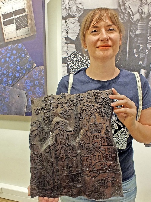 Etnografka Ľudmila Mitrová so špeciálnou drevenou formou
