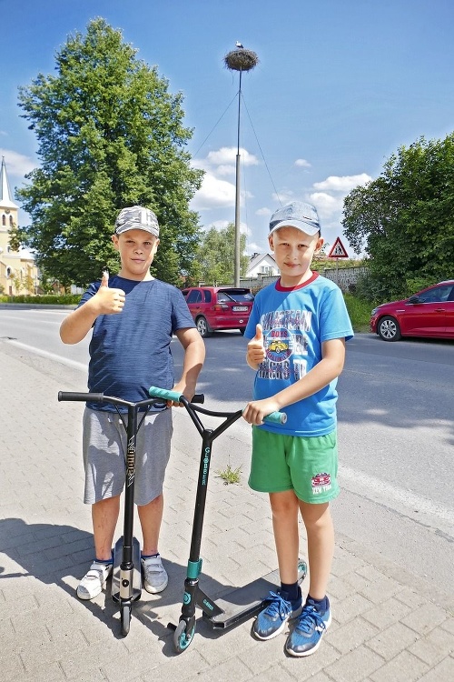 Adam Malík (11, vľavo) a Juraj Lutera (10) pod hniezdom bocianov v Rakovej.