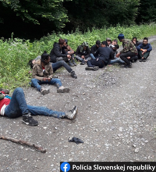 Policajti zaistili 16 nelegálnych migrantov z Ázie.