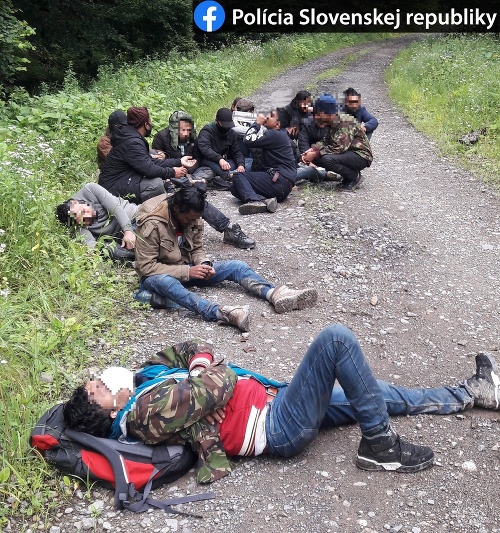 Policajti zaistili 16 nelegálnych migrantov z Ázie.