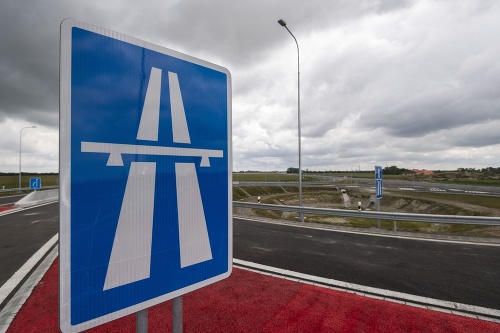 Rýchlostnú cestu R7 a časť diaľnice D4 otvorili pre vodičov