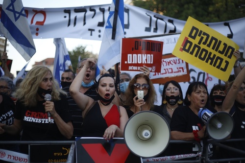 Demonštranti nerešpektujú nariadenia o sociálnom odstupe a vykrikujú slogany pred premiérskym úradom v Jeruzaleme
