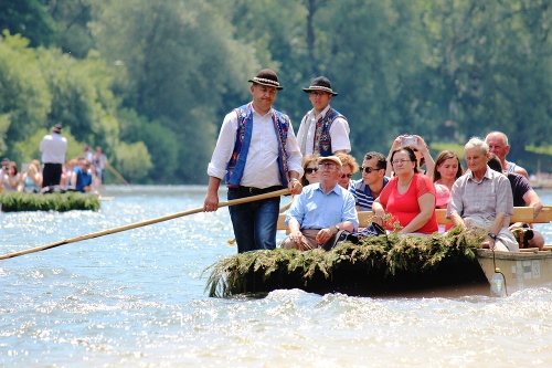 Splav na drevených pltiach po rieke Dunajec