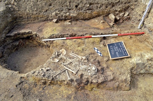 Ľudské kostry objavili pri dlážení cesty. 