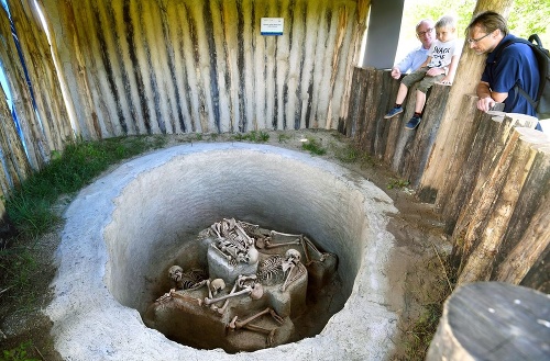 V rituálnom hrobe ležia štyri kostry aj lebka dieťaťa.