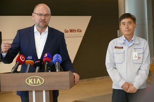Podpredseda vlády SR a minister hospodárstva Richard Sulík a prezident KIA Motors Slovakia Kyong-Jae Lee