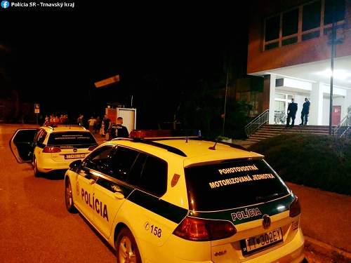 Policajti PMJ evakuovali ubytovňu Nukleon v Trnave.