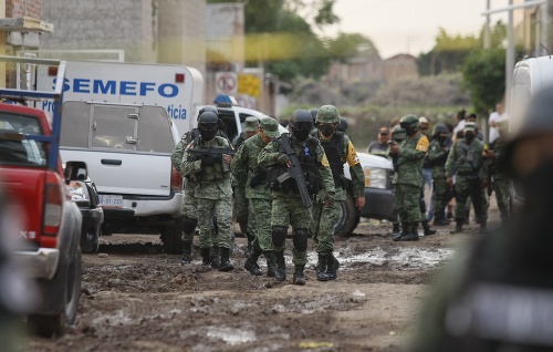 Policajti kráčajú k centru pre liečbu drogovo závislých v mexickom meste Irapuato 1. júla