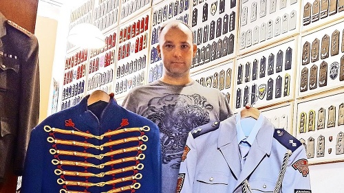 Jozef Martončík (40) s uniformami Čestnej stráže, ktorá stráži prezidentské sídlo. 