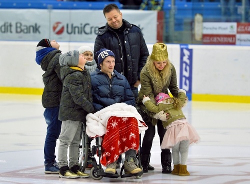 Ochorenie pripútalo Mariána na invalidný vozík. Na zábere je s rodinou, ktorá bola preňho všetkým. 