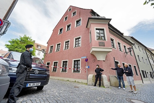 Dom v Regensburgu, kde Georg býva, stráži polícia.