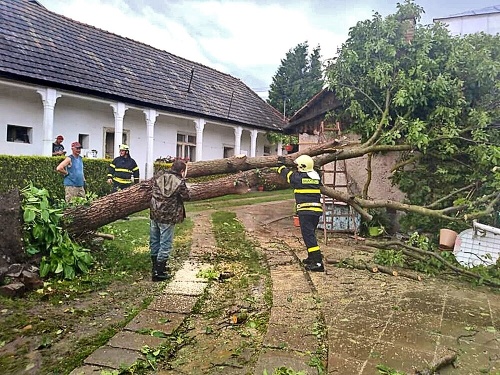 Dobrovoľní i profesionálni hasiči mali po búrke množstvo práce s popadanými stromami.