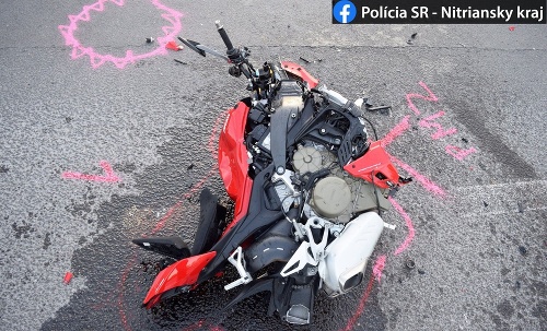 Motocyklista zomrel na mieste.