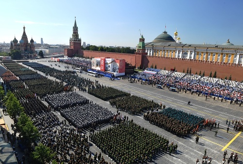 Vojaci zaplnili Červené námestie v Moskve. 