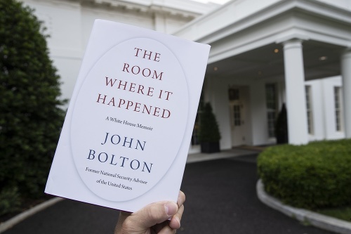Kópia knihy od bývalého poradcu pre národnú bezpečnosť USA Johna Boltona pred  Bielym domom vo Washingtone 