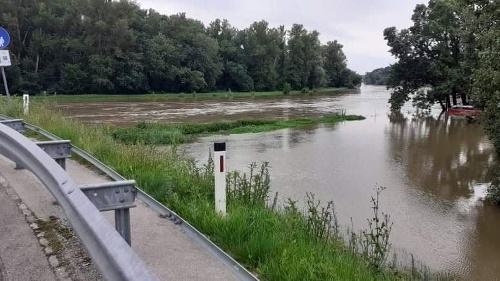 Voda sa vyliala na cestu na rakúskej strane.