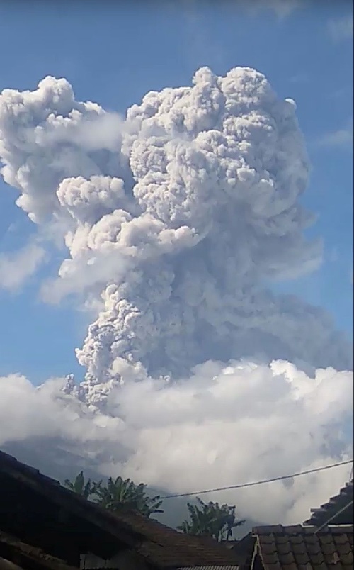 Najaktívnejšia indonézska sopka Merapi sa v nedeľu opäť prebudila k životu.