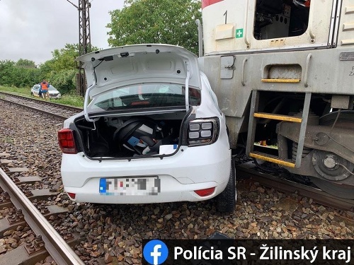 Pri zrážke s vlakom zahynul vodič auta.