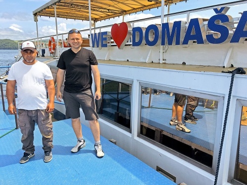 Pomocný lodník Miroslav Janičo (vľavo) a kapitán Matúš Ondovčák sa tešia, že majú prácu.