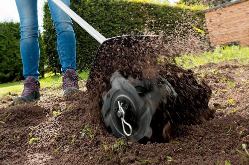 Kultivátor výborne poslúži aj pri zapracovaní organického hnojiva či kompostu do pôdy.