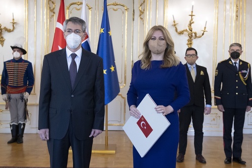 Nový veľvyslanec Tureckej republiky na Slovensku Yunus Demirer a vpravo prezidentka SR Zuzana Čaputová